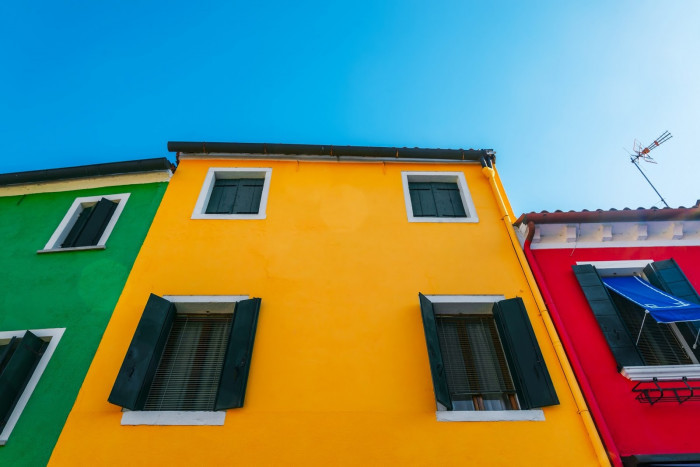 Аналитики установили, фасады каких цветов привлекают покупателей квартир